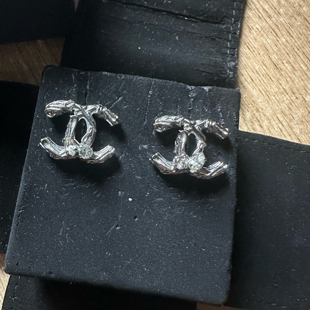 Coco Chanel CC B15P Stud Earrings - Picture 3 of 6